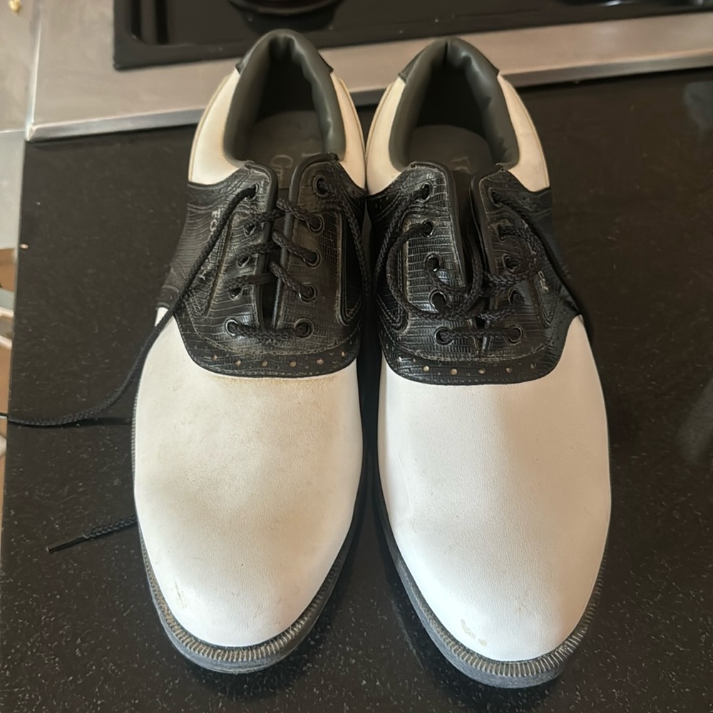 Golf shoes